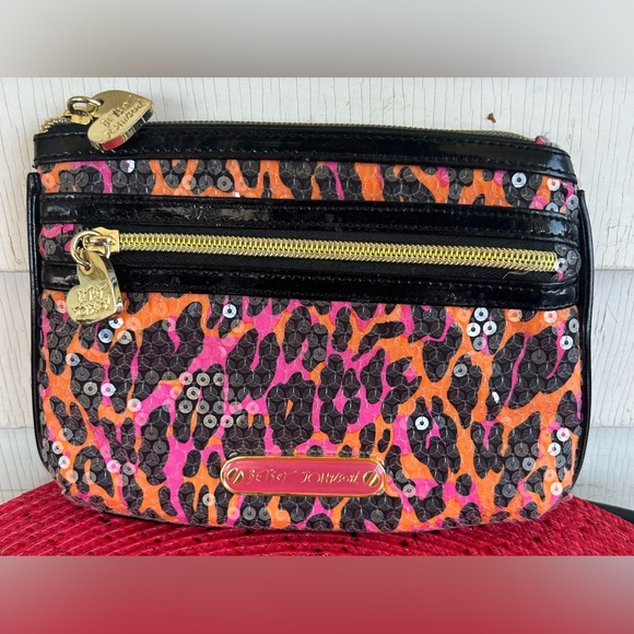 BETSEY JOHNSON “BRASIL COLLECTION” CHEETAH PRINT SEQUINS WRISTLET. EUC NO FLAWS! - Picture 1 of 9